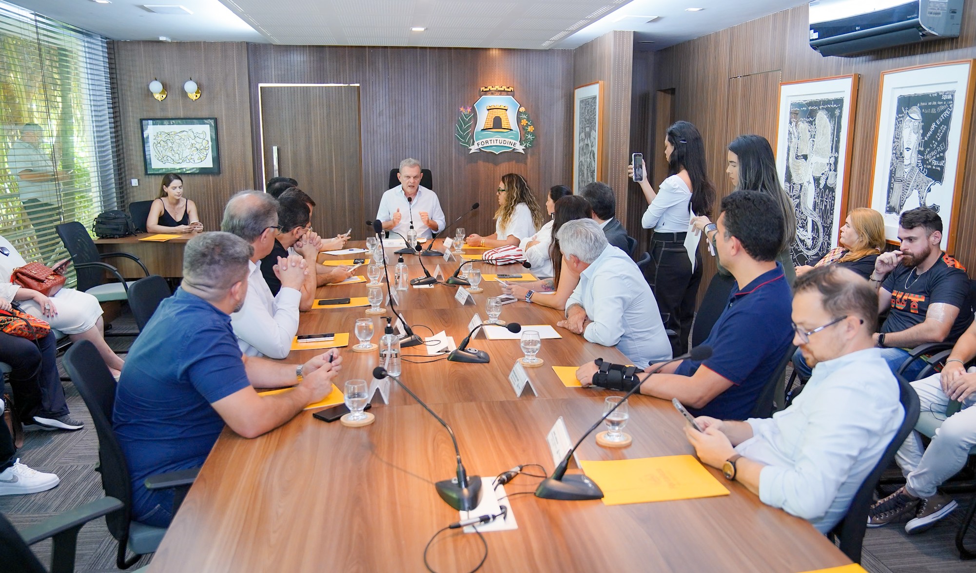 pessoas na sala de reunião do Paço